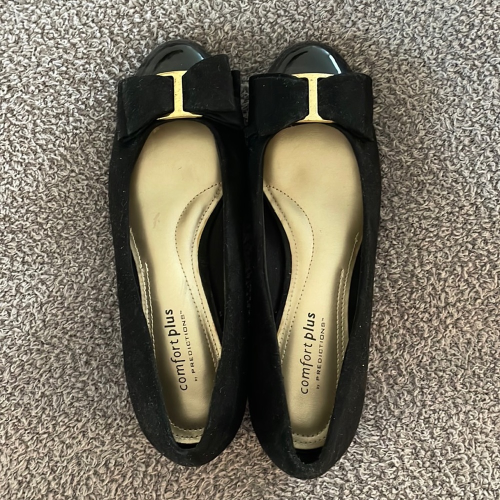 Women's black kitten heels